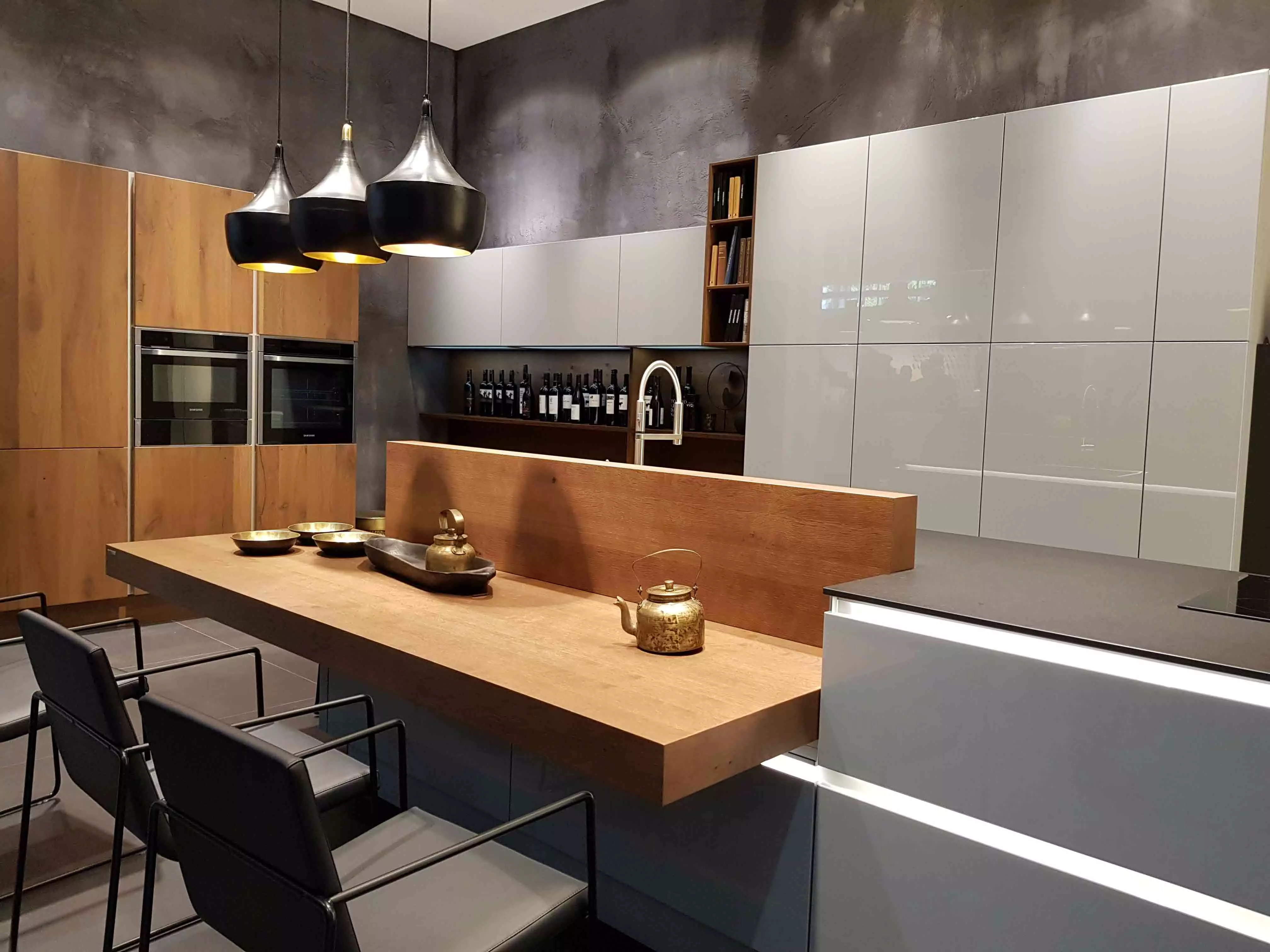Moderne Küche mit integriertem Essplatz und Holz
