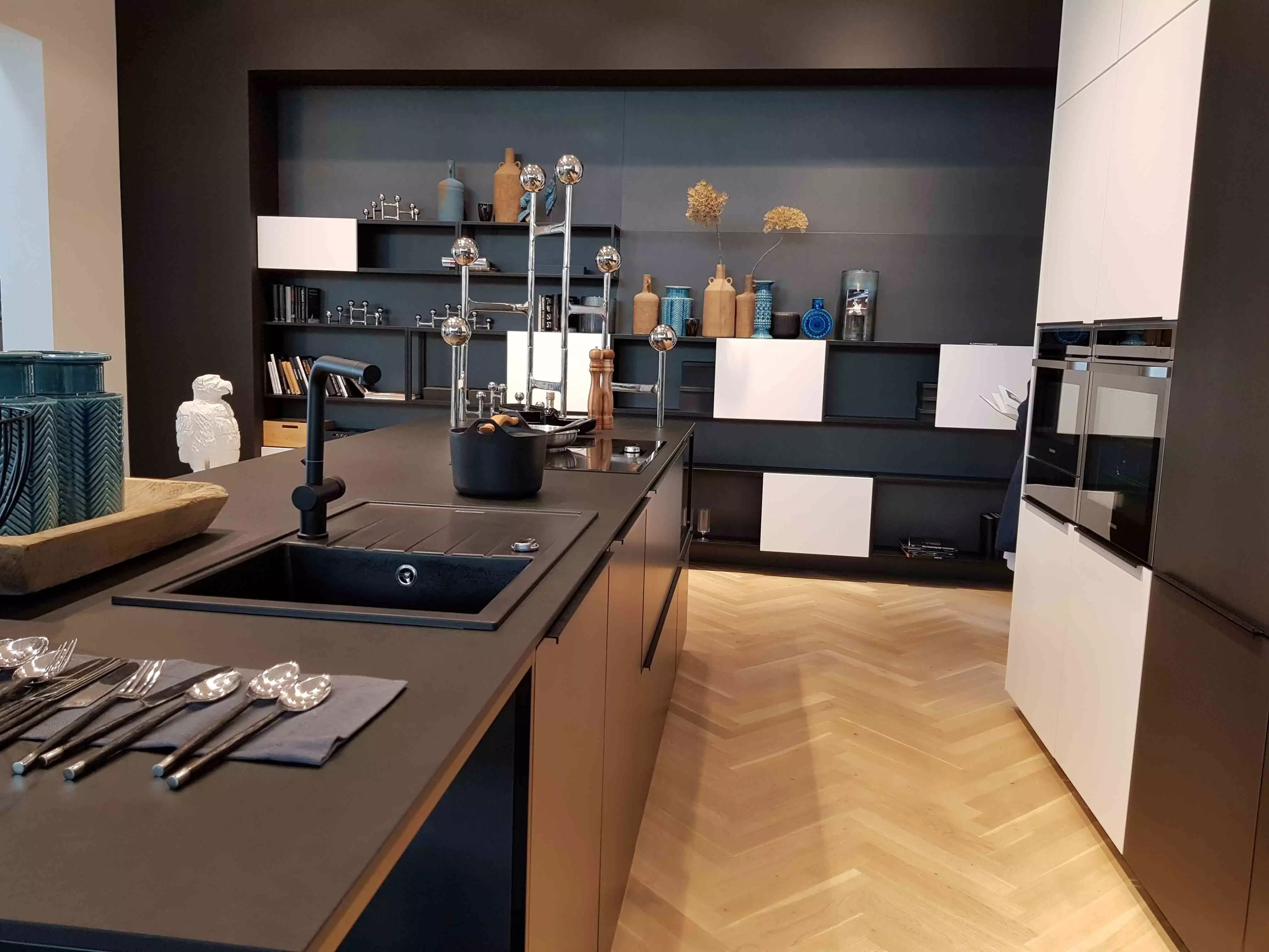 Moderne Küche: elegant in schwarz und weiss