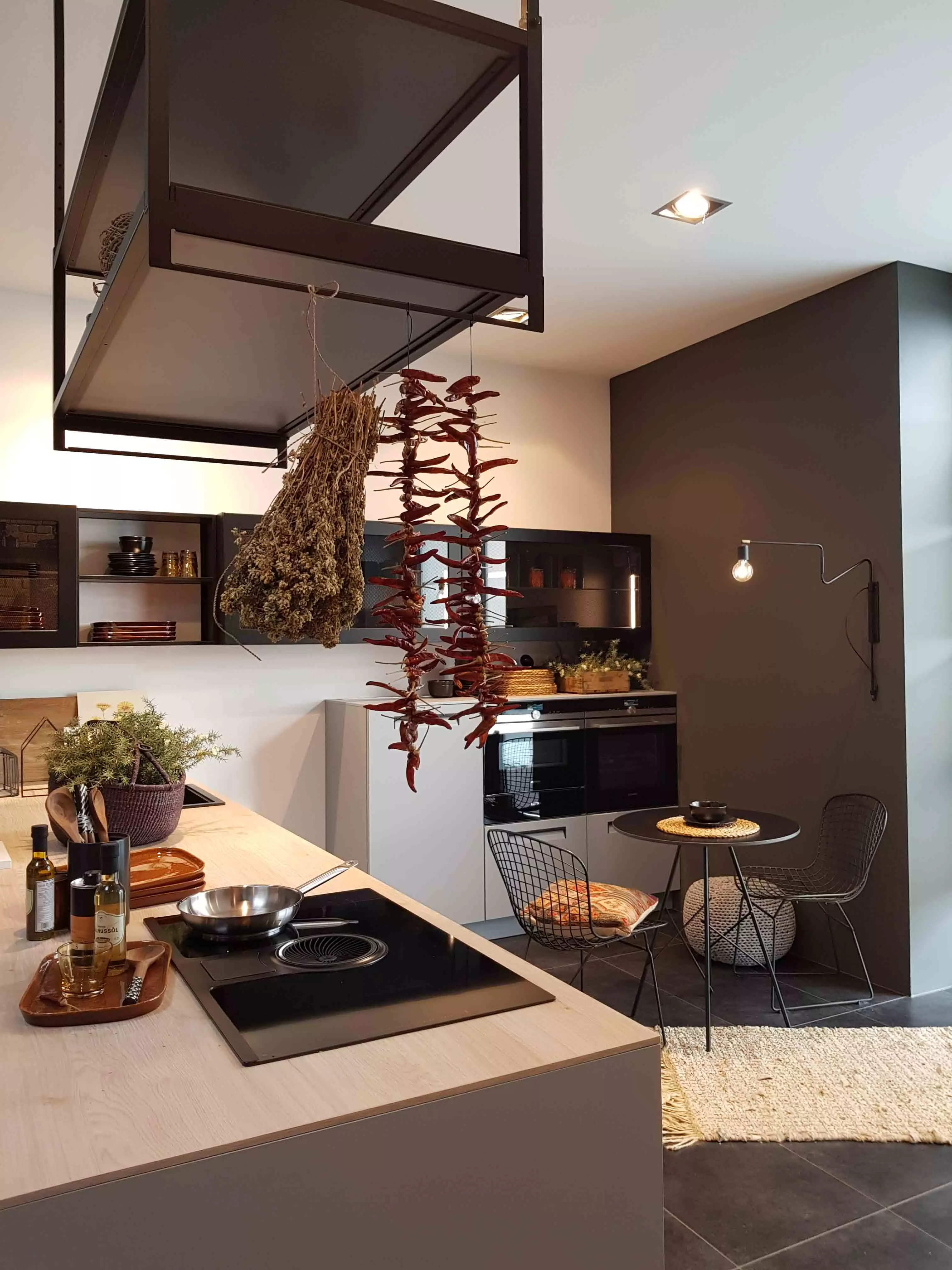 Kücheninspiration mit Regal von Decke abgehangen