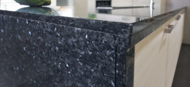Granit?Wangen als seitlicher Abschluss der Kücheninsel