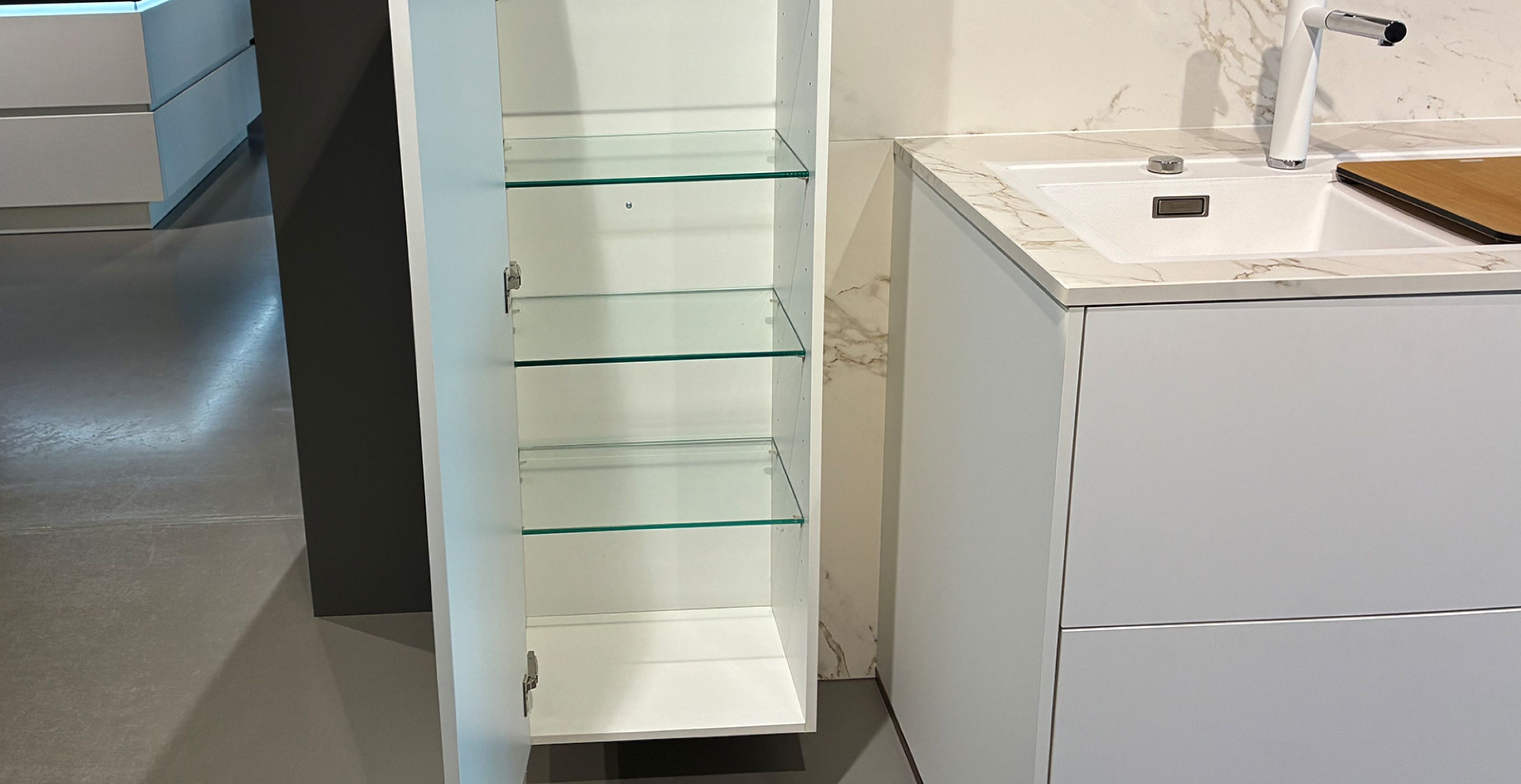 NÜW21-Hochschrank-offen.jpg