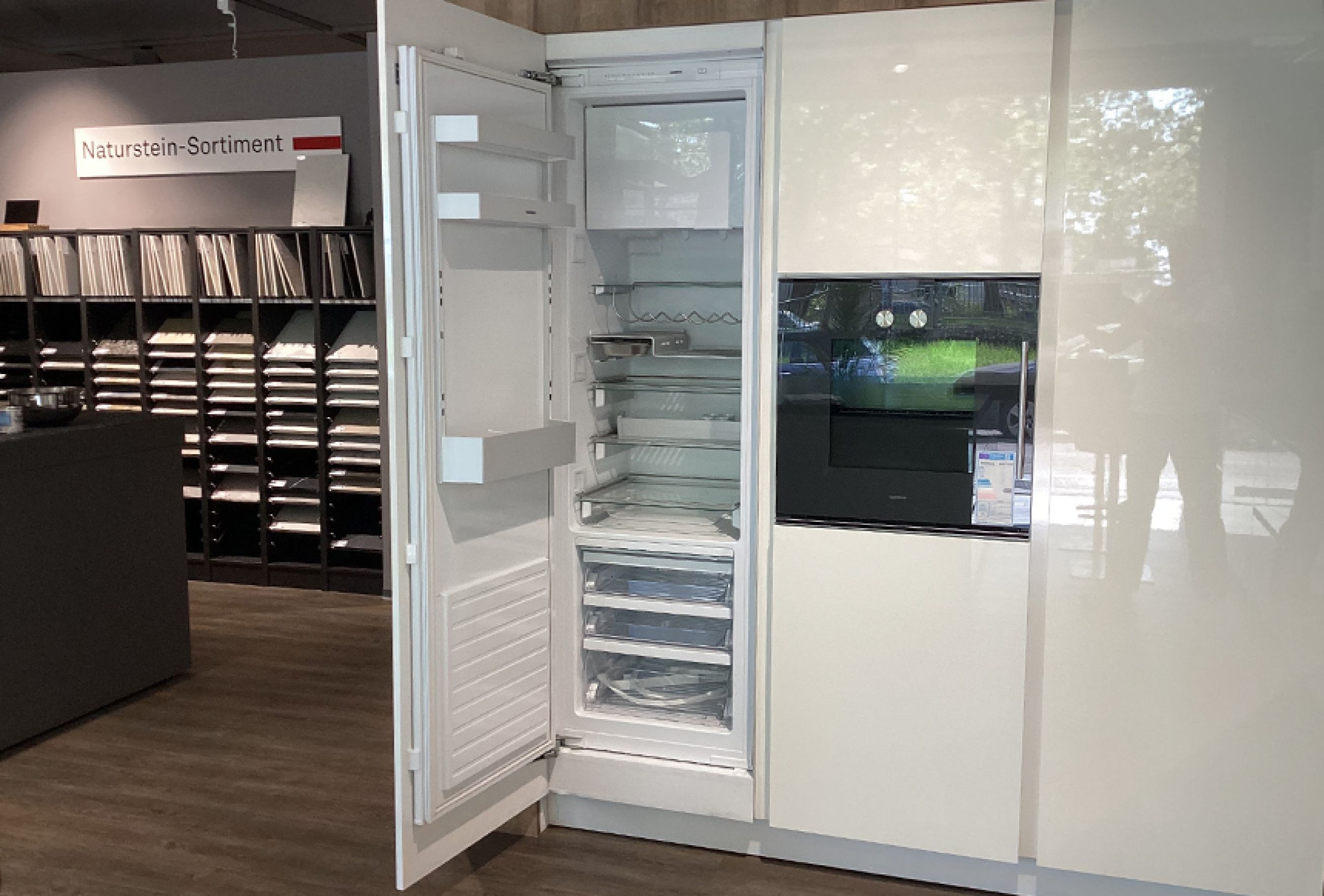 KP08-Kühlschrank-Gaggenau-geöffnet_T.jpg