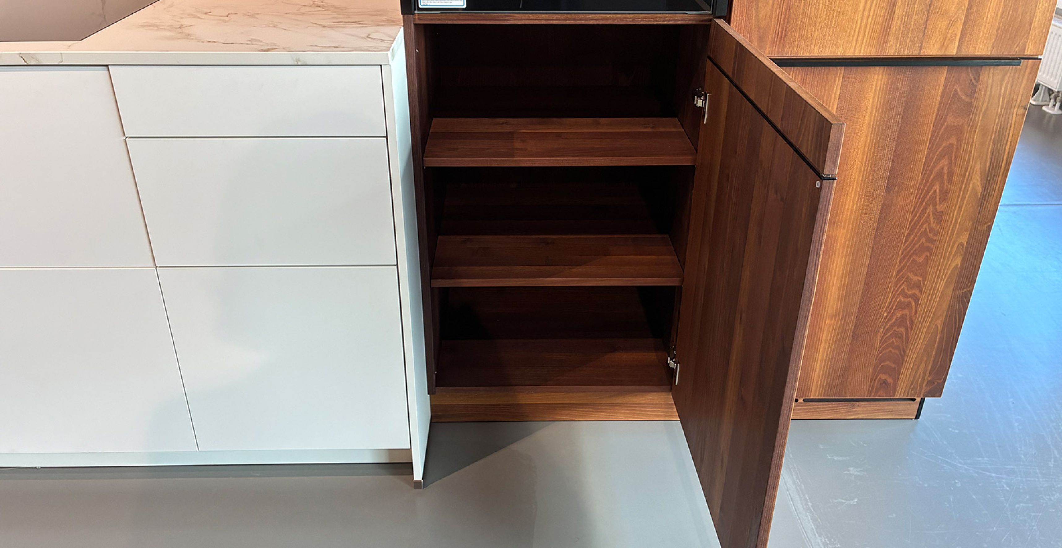 NÜW21-Unterschrank-2-offen.jpg