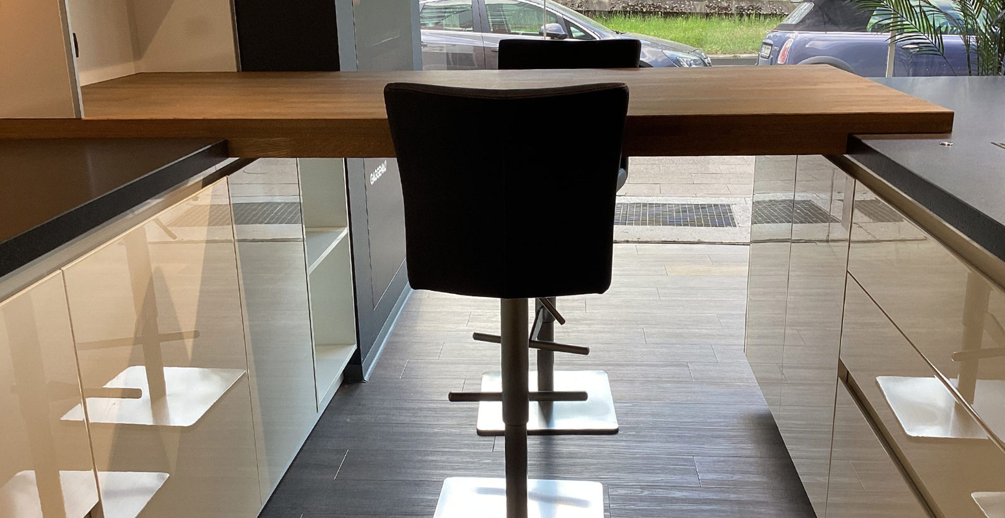 KP08-Theke-mit-2-Barhocker.jpg