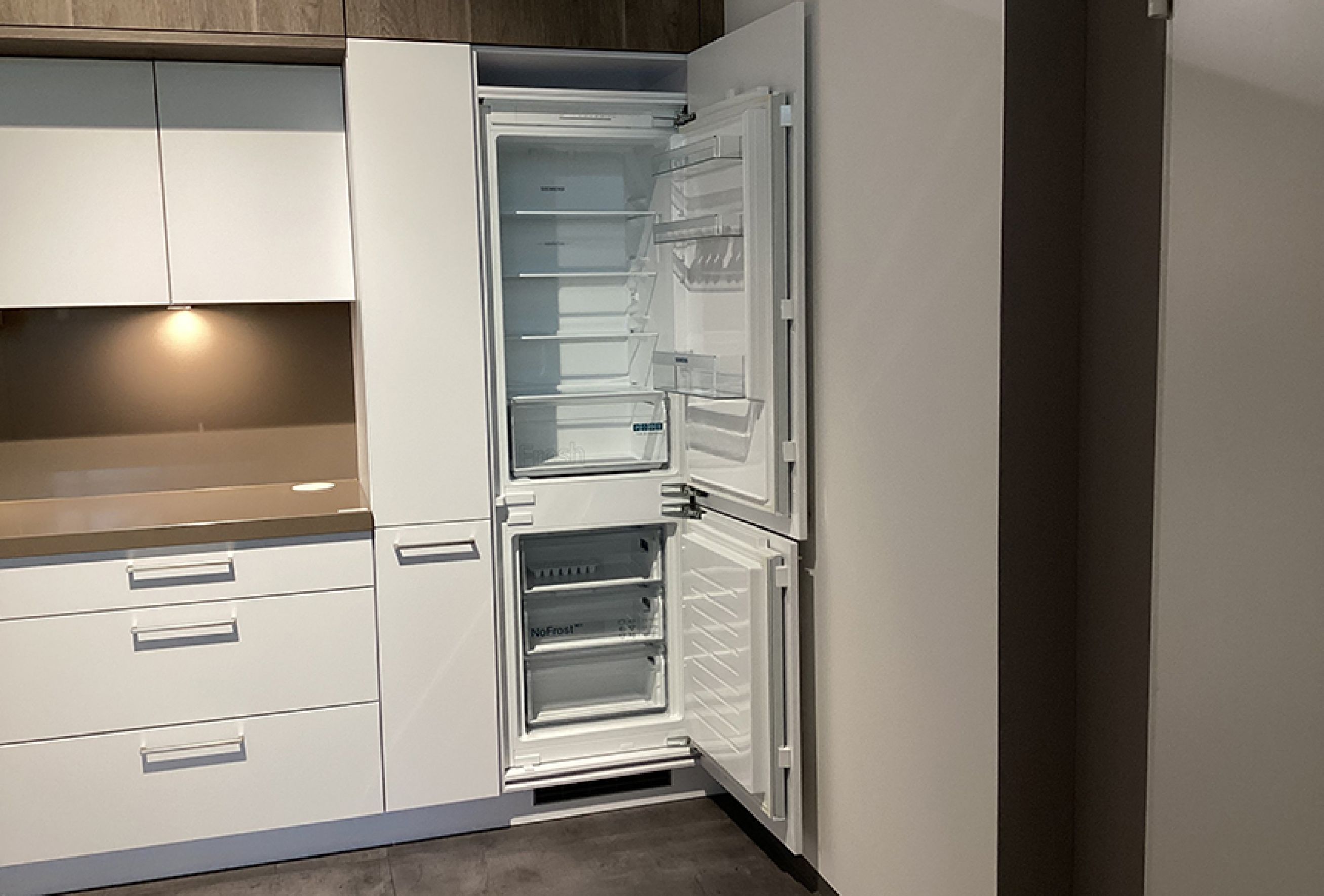 KN03-Kühl,-Gefrierschrank-Siemens-geöffnet_T.jpg