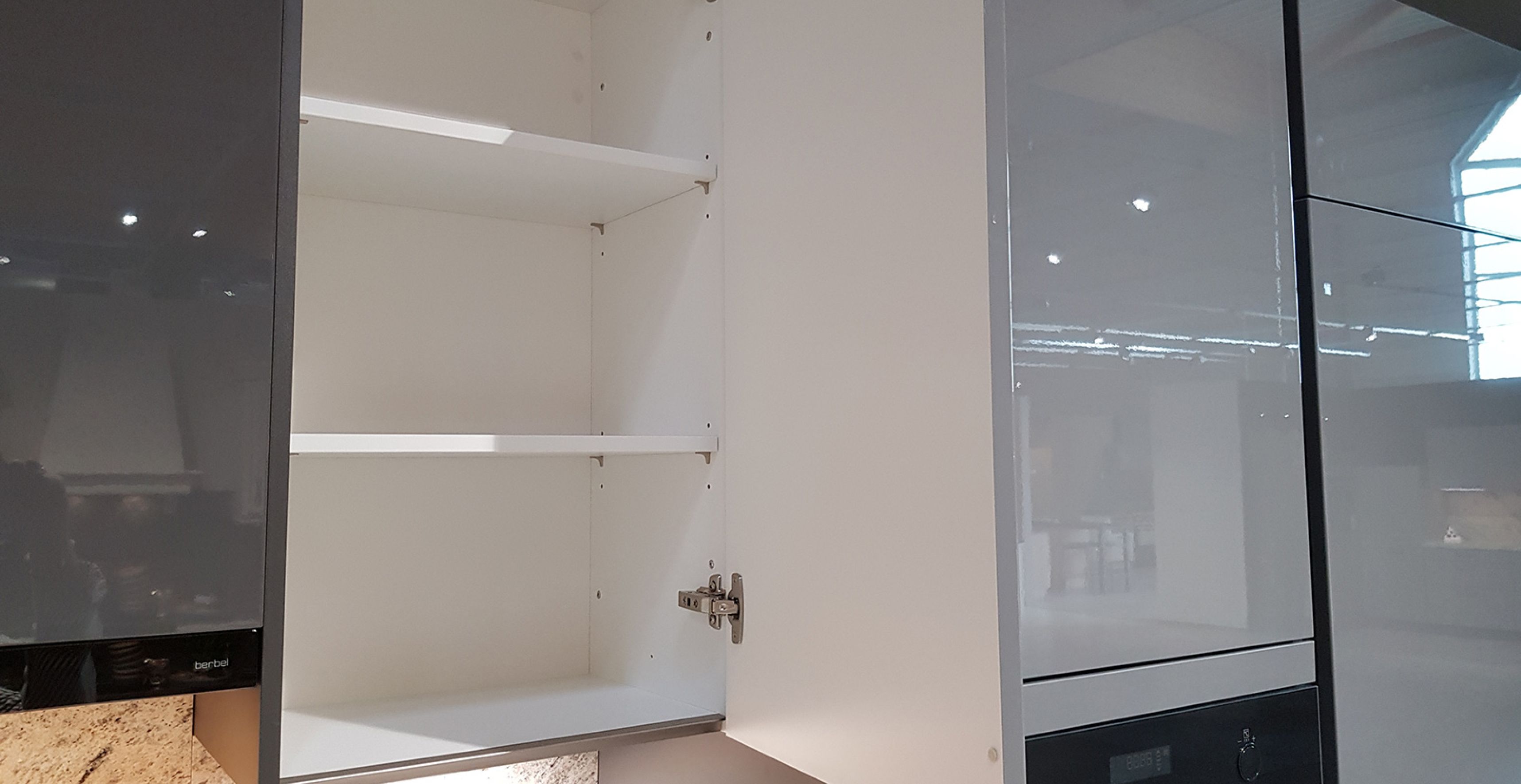 ENB47_Wandschrank_offen.jpg