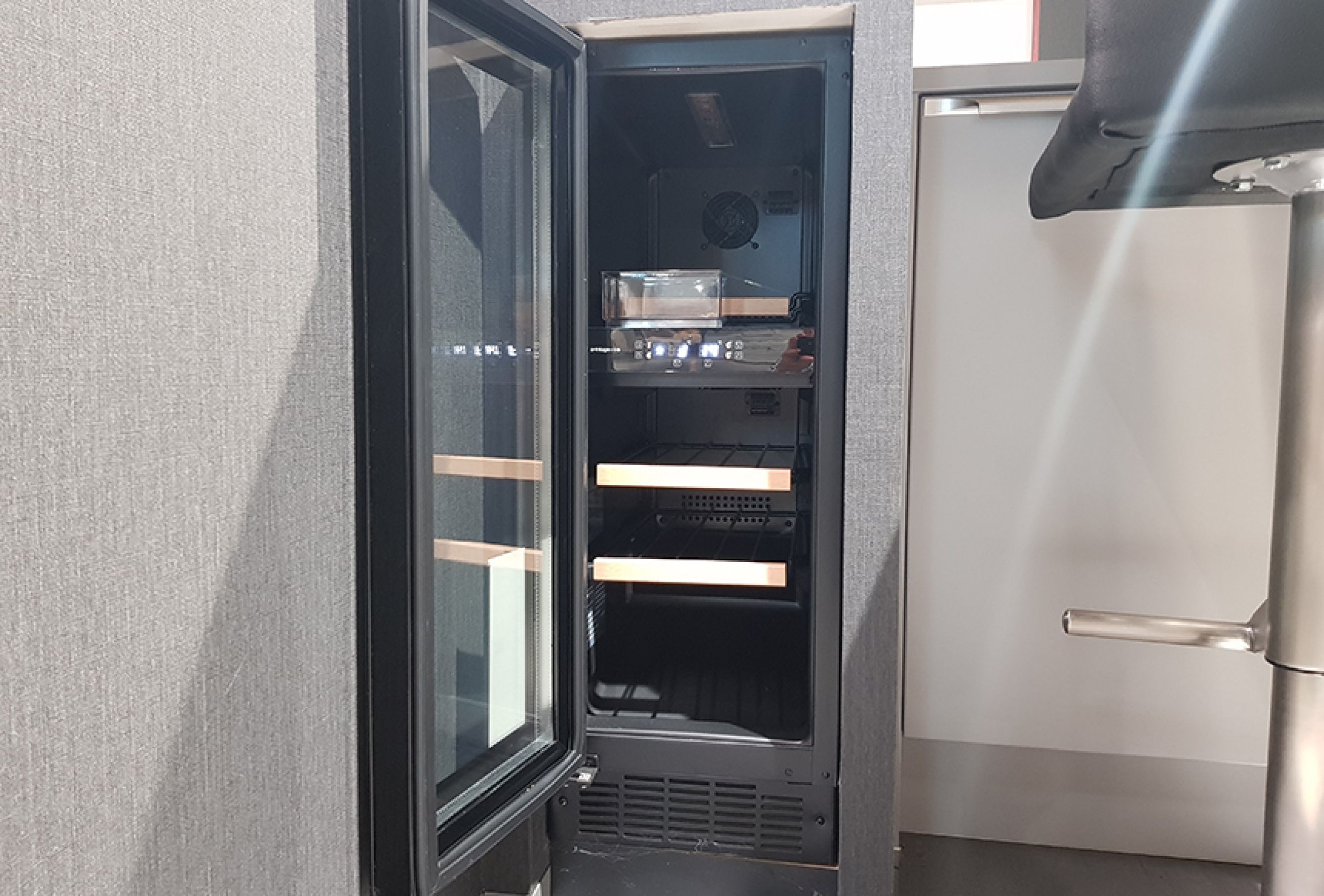 ENB43_Weinkühlschrank_offen_T.jpg