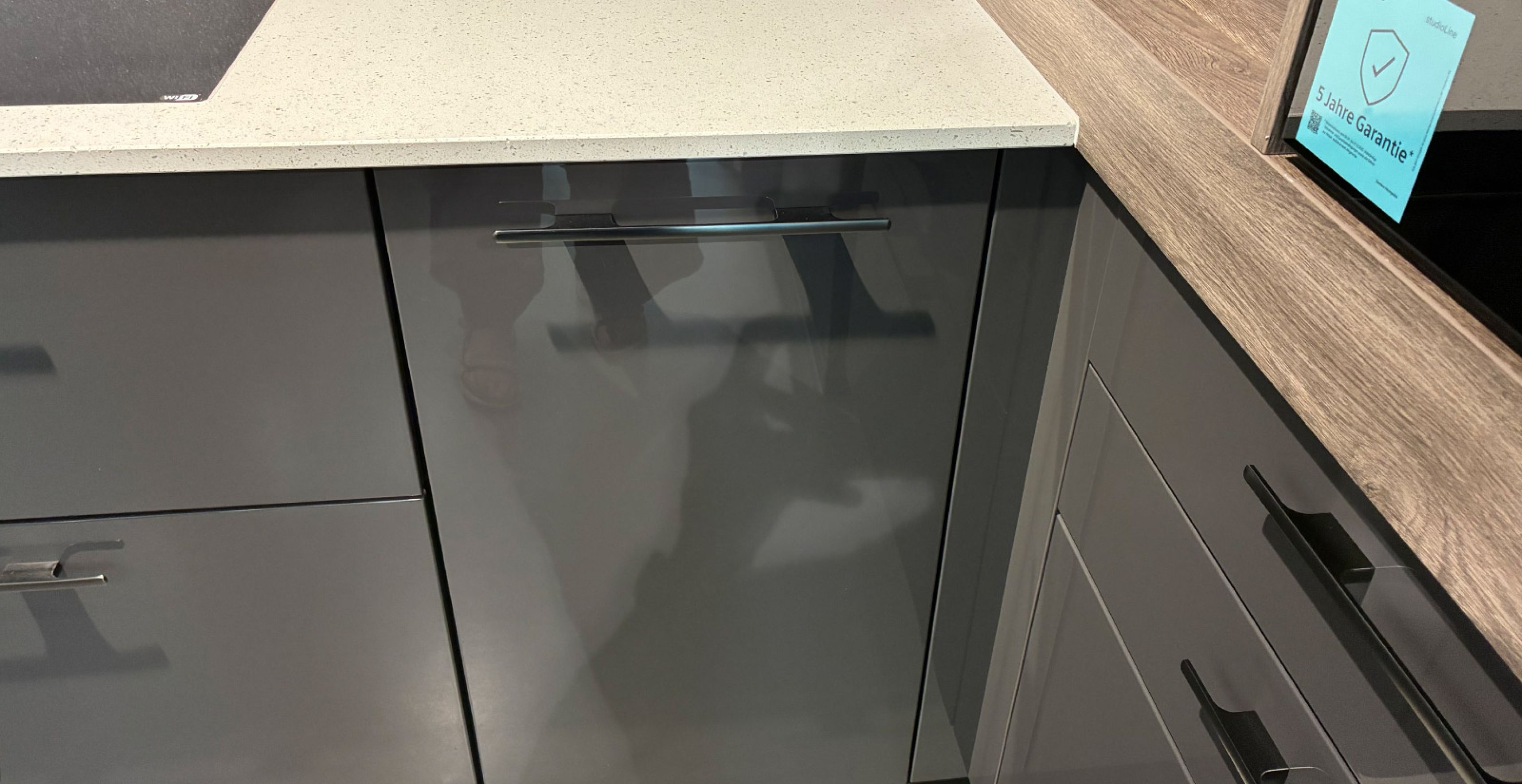 NÜN24-Eckschrank-geschlossen.jpg