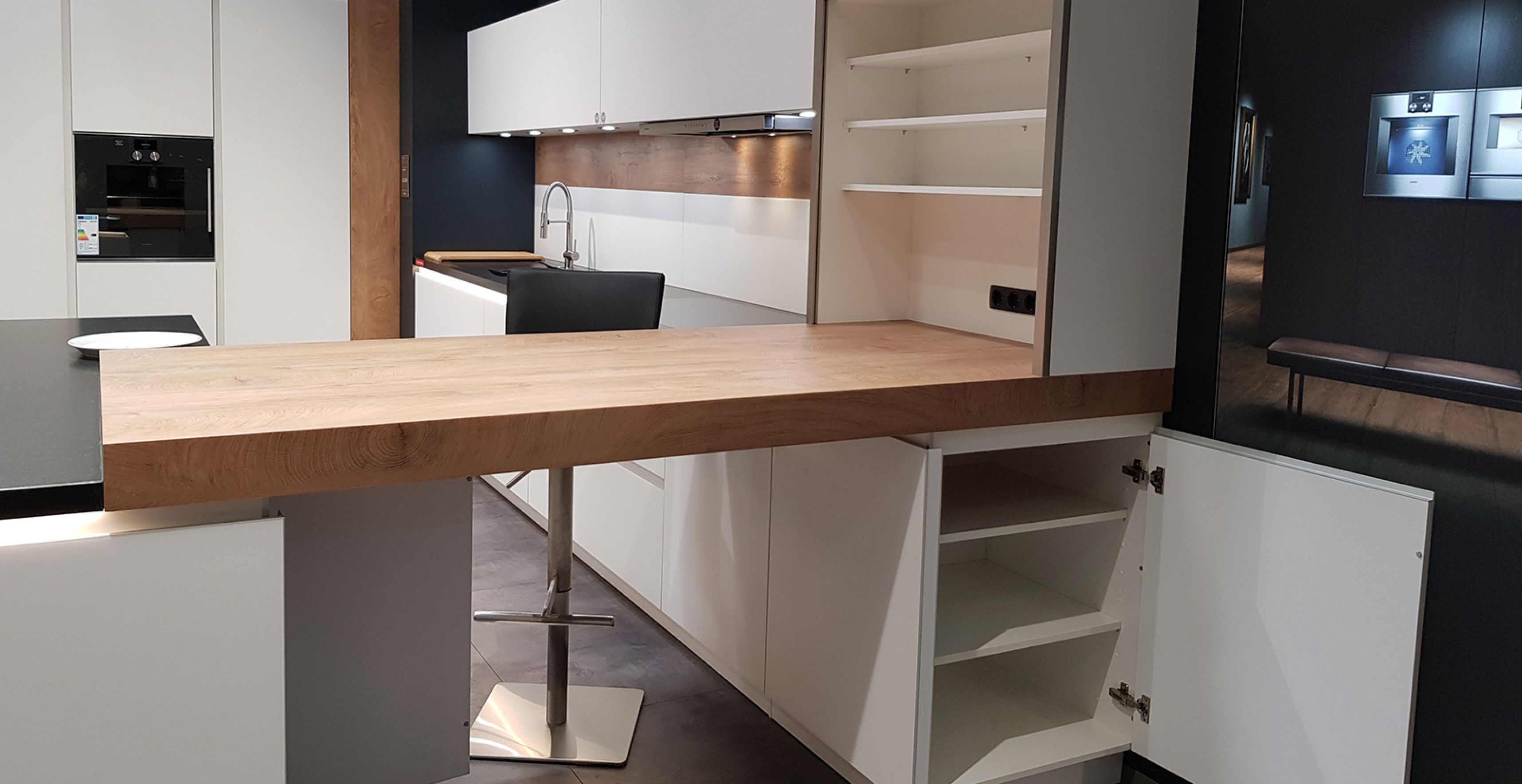EP116_Jalousieschrank_offen.jpg