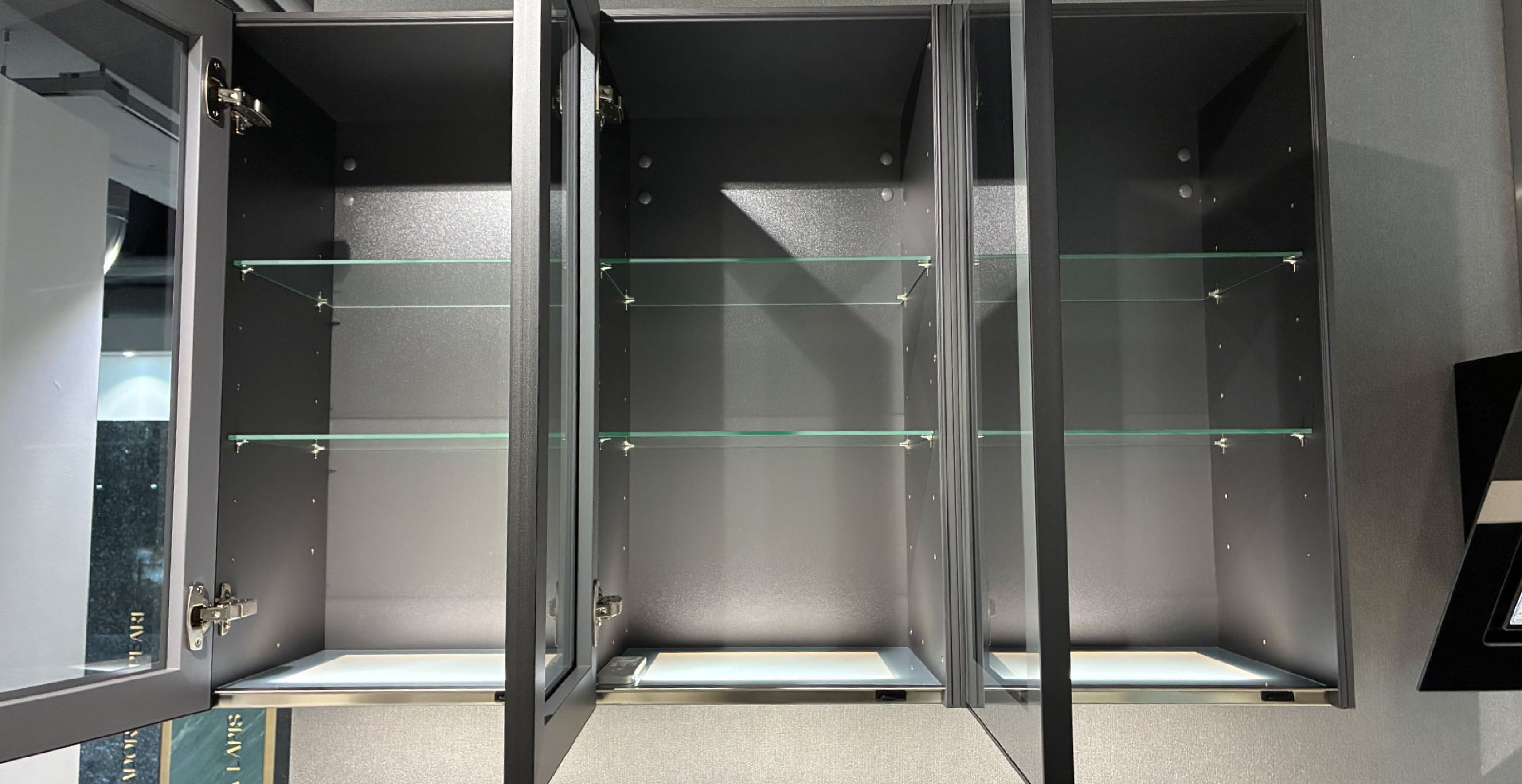 NÜN24-Hängeschrank-offen.jpg