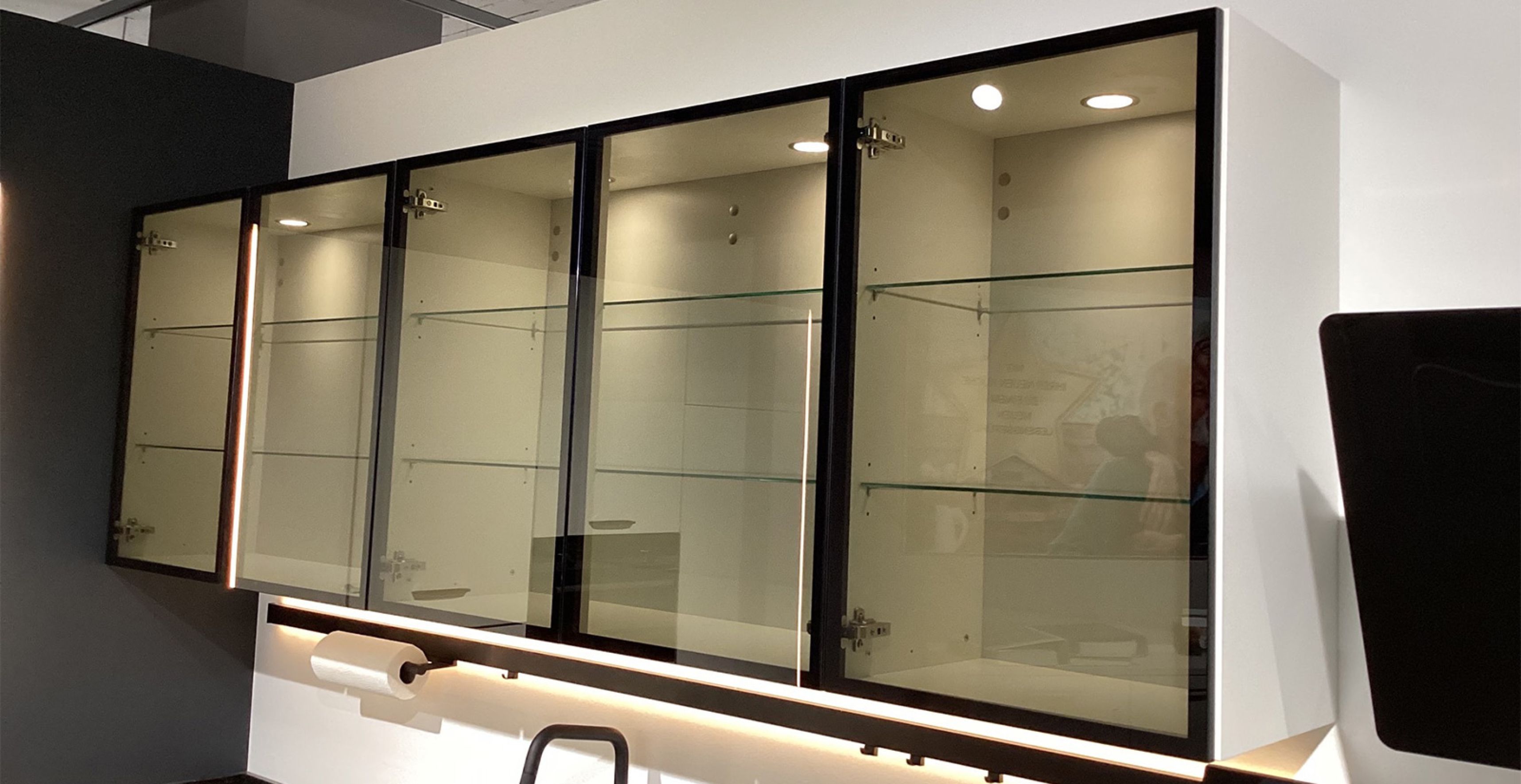 HHNB05_Hängeschrank-mit-Schwarzglas-und-Belechtung.jpg