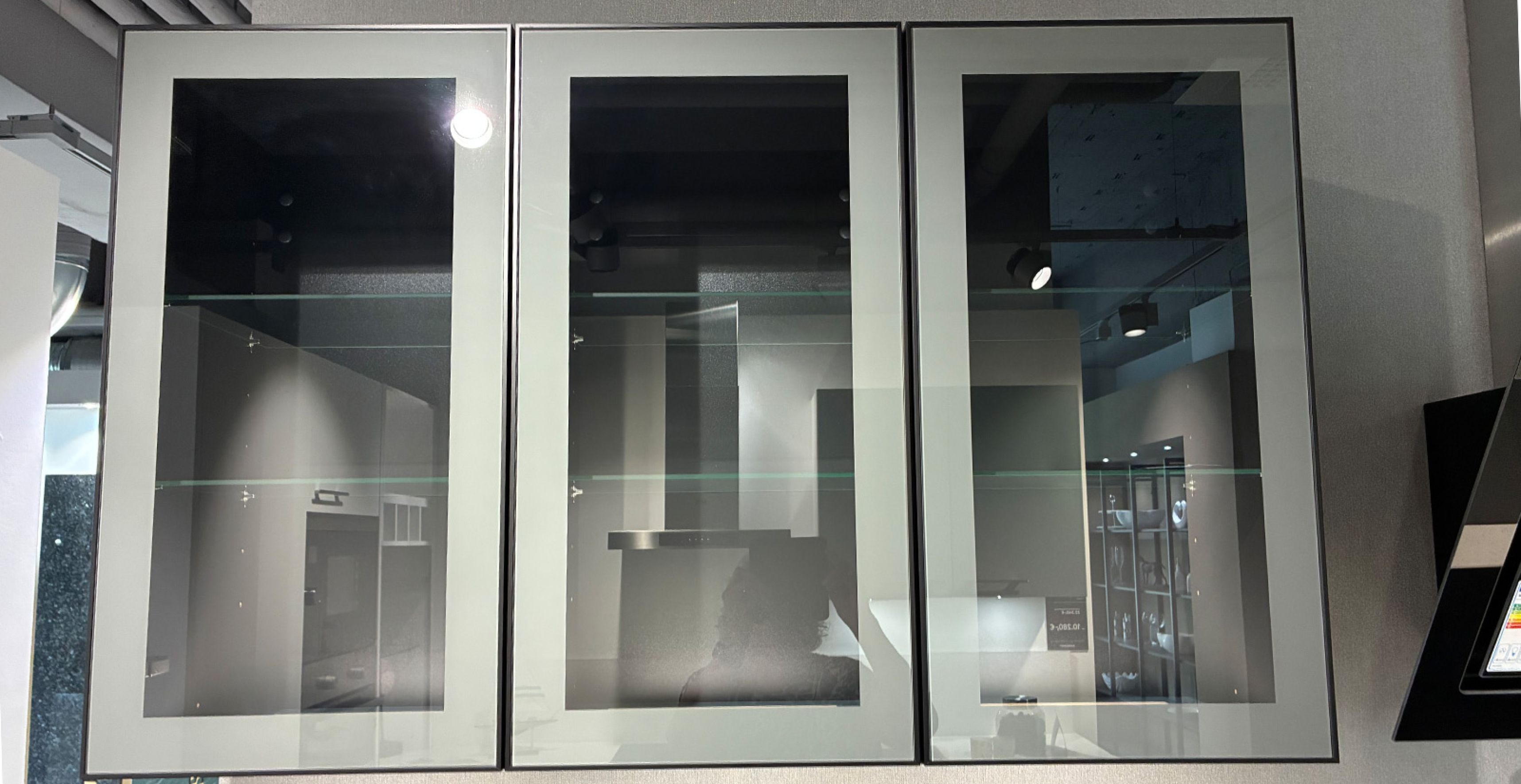 NÜN24-Hängeschrank-geschlossen.jpg