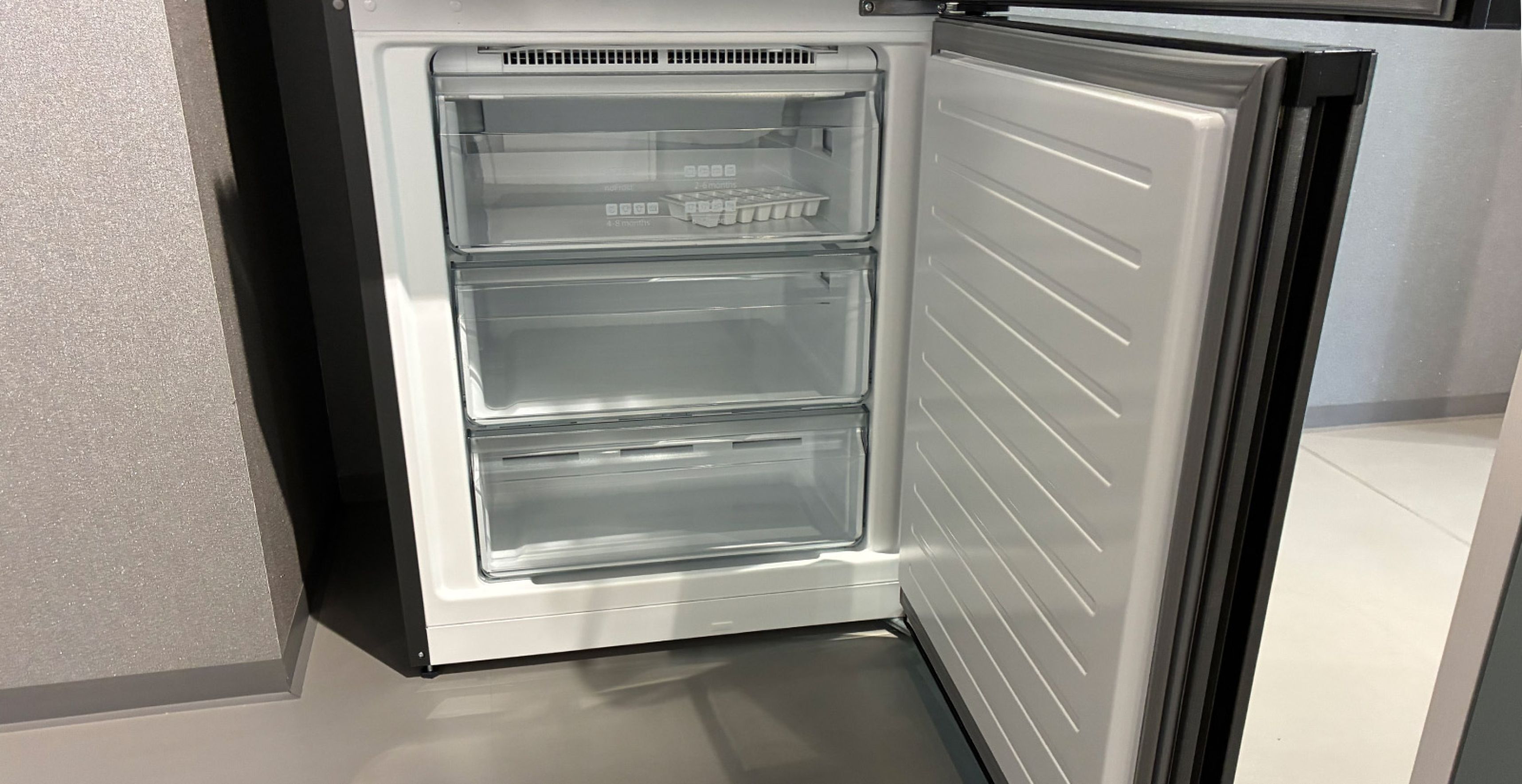 NÜN24-Gefrierfach-offen.jpg