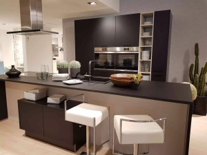 Moderne Musterküche im Showroom von Marquardt Küchen.