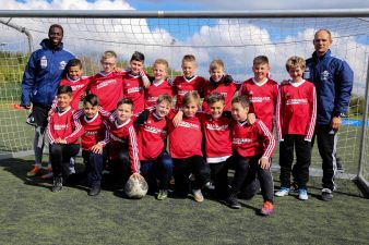 Gruppenfoto Fußballschule Mittelpunkt – Teilnehmerteam posiert mit Medaillen.