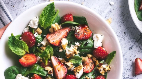 Salat mit Erdbeeren
