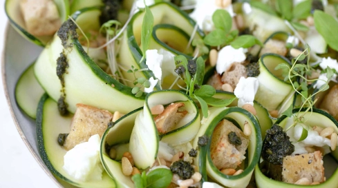 Zucchinisalat mit Pesto