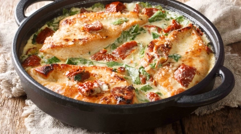 Mozzarella-Hähnchen in Basilikum-Sahnesauce