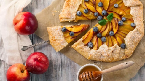Galette mit Pfirsich und Lavendel